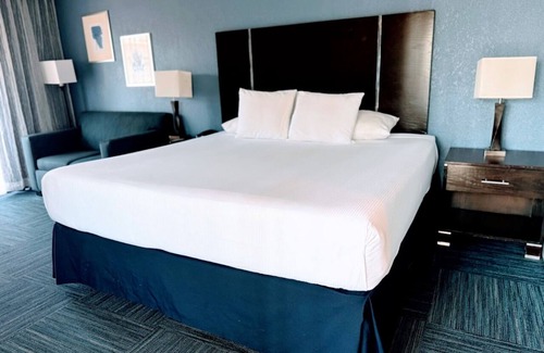 Old Towne Hotel | Sunny Stay Near the Beach – Onsite Swimming Pool | Free Breakfast and Parking