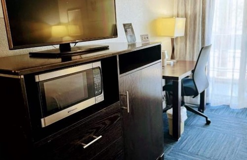 Old Towne Hotel | Sunny Stay Near the Beach – Onsite Swimming Pool | Free Breakfast and Parking
