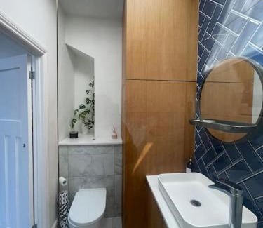 Brislington Apartment | Sunny Studio with Parking and Private Entrance
