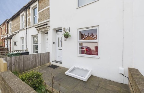 Maidstone Apartment | Sunny Terrace