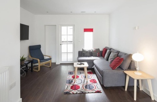 Maidstone Apartment | Sunny Terrace