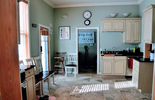 Leadville House | Sunny Victorian just steps away from the main street and Mineral Belt trail.