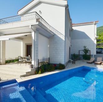 Kotor Villa | Sunny Villa in Kavac