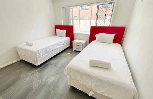 Surfers Paradise House | Sunrise Lodge Apt 5 - Renovated 2BR - Ground Floor and Pool