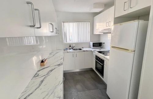 Surfers Paradise House | Sunrise Lodge Apt 5 - Renovated 2BR - Ground Floor and Pool