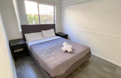 Surfers Paradise House | Sunrise Lodge Apt 5 - Renovated 2BR - Ground Floor and Pool