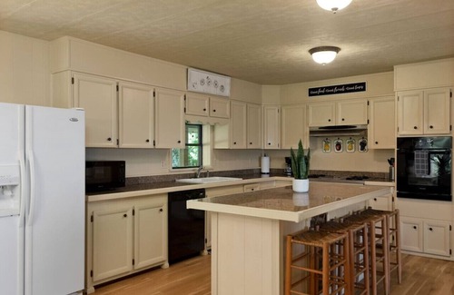 Jasper House | Sunrise Mountain Retreat-Summer Vacation with Hot Tub