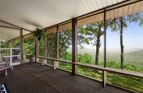 Jasper House | Sunrise Mountain Retreat-Summer Vacation with Hot Tub