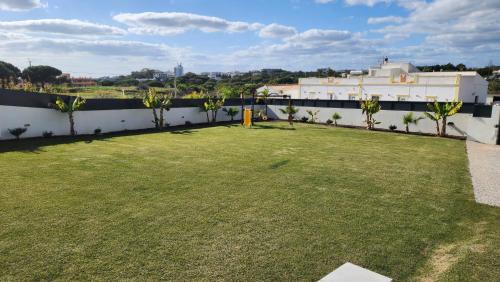 Olhos D'Agua Villa | Sunrise Villa by Laranjal Rentals