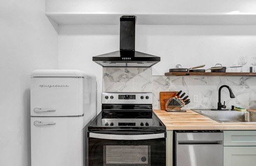 Downtown Niagara Falls Apartment | Sunroom~ 500mbps ~record player ~Office ~Keurig