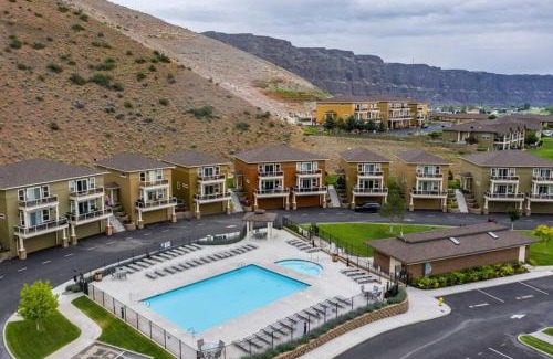 Quincy House | Sunserra Villa! Movie Room, Family Friendly, BBQs, Pools, Free Golf!