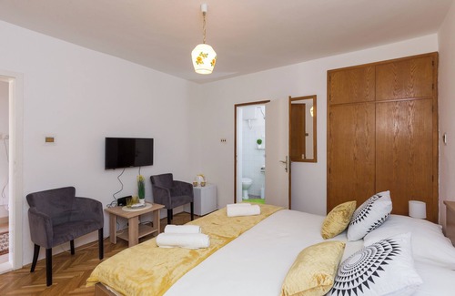 Gruz House | Sunset Bay Room