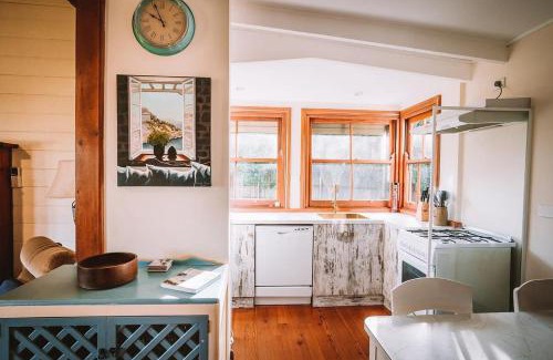 Portarlington House | Sunset Cottage By The Bay Pet Friendly