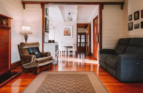 Portarlington House | Sunset Cottage By The Bay Pet Friendly