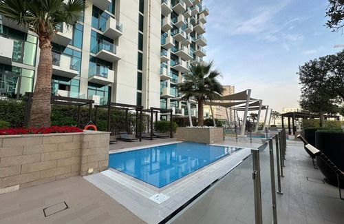 Jadaf Apartment | Sunset Haven - Chic Creek Studio
