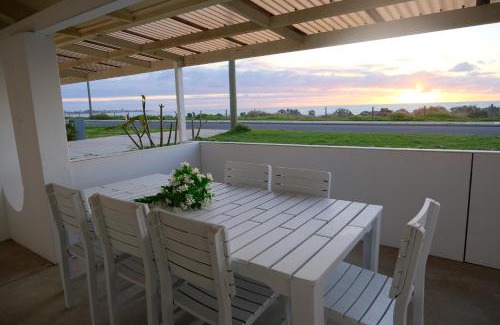 Silver Sands House | Sunset Holiday Home Facing the Sea