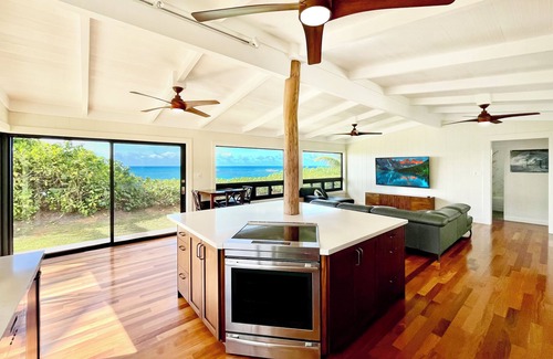 Mokuleia House | Sunset House-beachfront, AC, WiFi, secluded beach, close to epic surf breaks