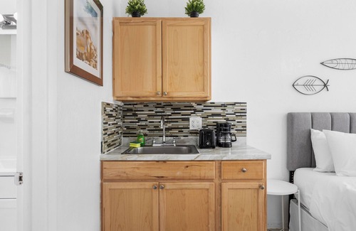 Hallandale Beach Apartment | Sunset Inn - Hallandale Beach