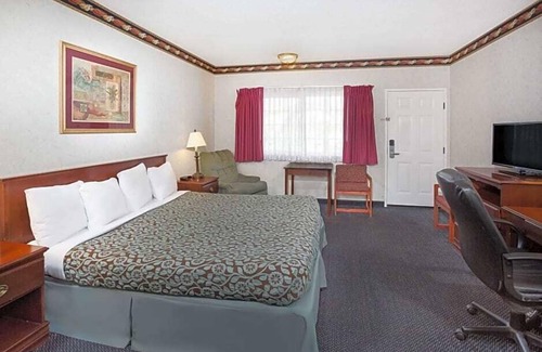 East Side Costa Mesa Hotel | Sunset Inn