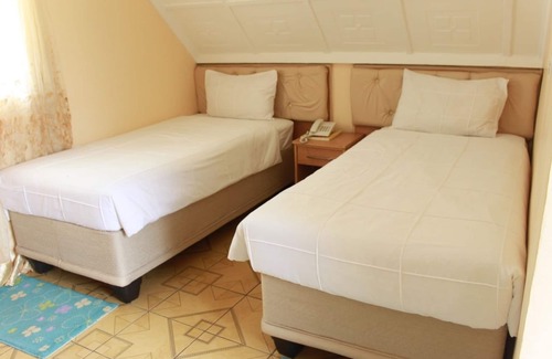 Livingstone Cabin | Sunset Junction Lodges & Tours