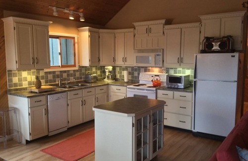 Northern Bruce Peninsula Cottage | ★Sunset Lakehouse,Hot tub,Waterfront,Wifi,Canoes Kayaks★