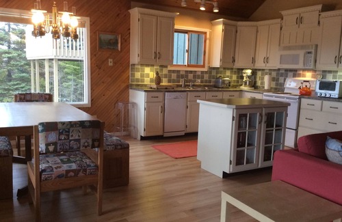 Northern Bruce Peninsula Cottage | ★Sunset Lakehouse,Hot tub,Waterfront,Wifi,Canoes Kayaks★