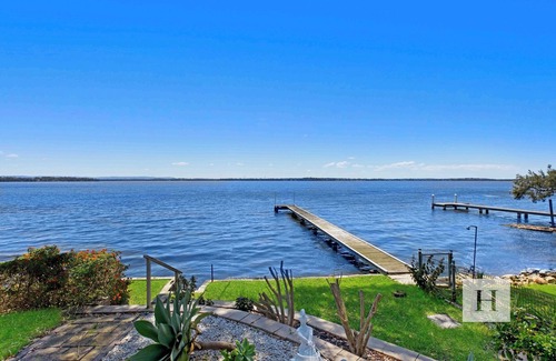 Toukley House | Sunset Lakehouse - Waterfront with Jetty