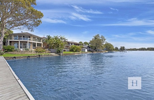 Toukley House | Sunset Lakehouse - Waterfront with Jetty