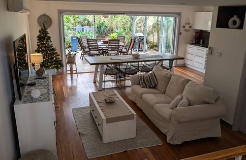 Anna Bay House | Sunset on Birubi, 2/40 Ocean Ave - pet friendly, air con, water views, WIFI and outdoor spa