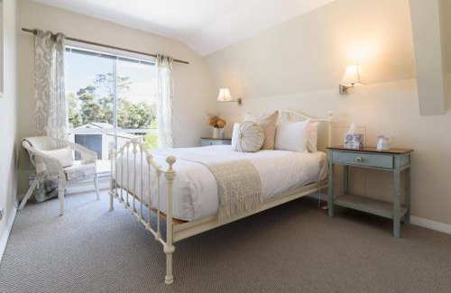 Clarence Point House | Sunset Sanctuary: Waterfront Home with Balcony and Patio