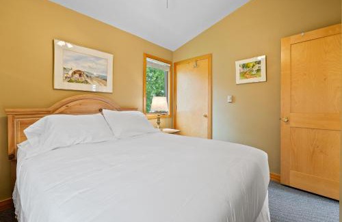 Baileys Harbor House | Sunset Shores - Lakeside Cabin #1 by Simple Life Rentals