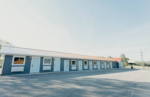 Byrdstown Apartment | Sunset Suite - Charming Two Bedroom Suite at the Lakeside Inn at Dale Hollow