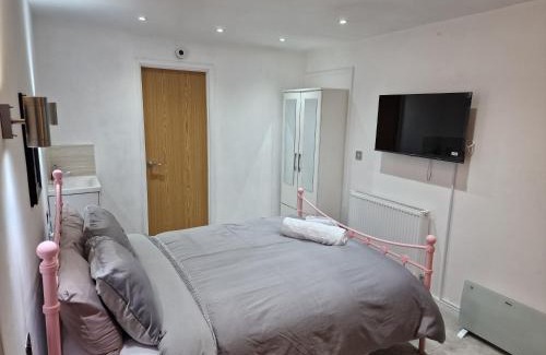 Wednesbury Apartment | Sunset View Retreat in Wednesbury fr WiFi car park