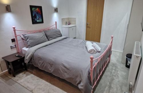 Wednesbury Apartment | Sunset View Retreat in Wednesbury fr WiFi car park