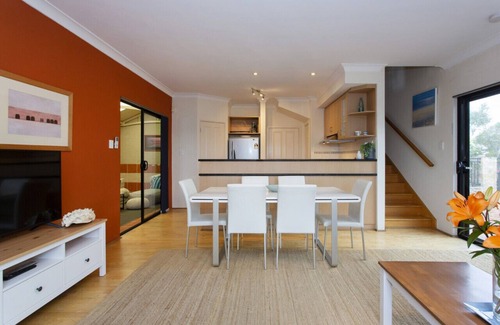 Hamilton Hill House | Sunset Views - 3 Bedroom Townhouse