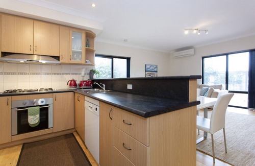Hamilton Hill House | Sunset Views - 3 Bedroom Townhouse