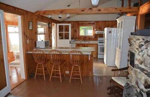 Malletts Bay Cottage | Sunset views and Private Beach on Lake Champlain