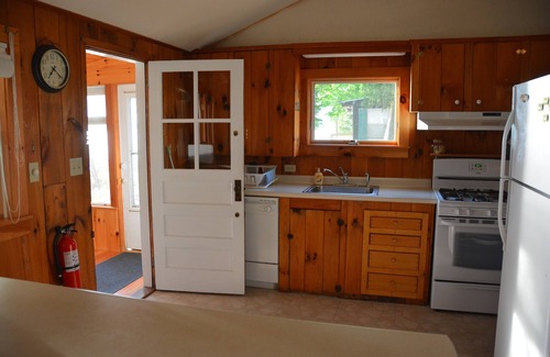 Malletts Bay Cottage | Sunset views and Private Beach on Lake Champlain