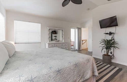 Englewood House | Sunset Views + Steps From The Beach With Elevator 2 Bedroom Duplex by Redawning