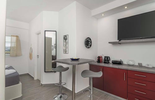 Milos Apartment | Sunset Village