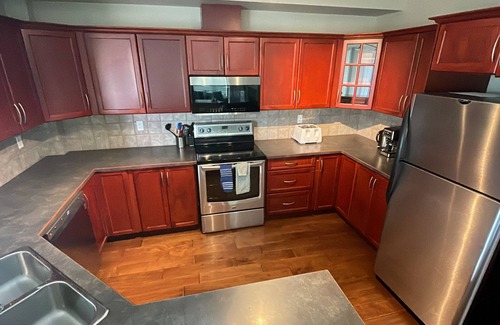 North End Condo | Sunset Waterfront Resort 9. Luxury Lakeside, Stunning 3 bed/2bath Kelowna Condo.