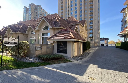 North End Condo | Sunset Waterfront Resort 9. Luxury Lakeside, Stunning 3 bed/2bath Kelowna Condo.