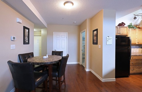North End House | Sunset Waterfront Resort, Townhouse 1. Downtown Kelowna in the cultural district