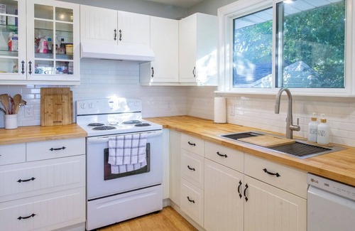 Scugog Cottage | Sunsets on Scugog - Three Bedroom Cottage, Sleeps 8