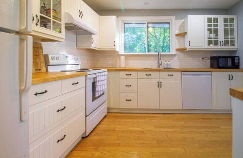 Scugog Cottage | Sunsets on Scugog - Three Bedroom Cottage, Sleeps 8