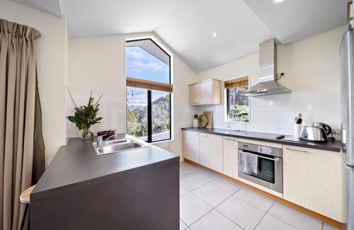 Sunshine Bay Apartment | Sunshine Bay Escape - Close to Queenstown