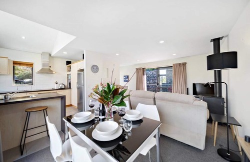 Sunshine Bay Apartment | Sunshine Bay Escape - Close to Queenstown