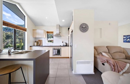 Sunshine Bay Apartment | Sunshine Bay Escape - Close to Queenstown