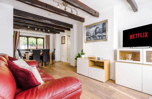 Golborne Apartment | Sunshine Cottage by Happy Sunshine Stay