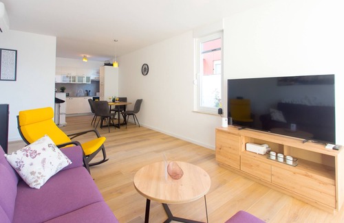 Okrug Gornji Apartment | Sunshine Deluxe 80m2 Apartment With Pool, 50 m2 Garden Lounge and Outdoor Space